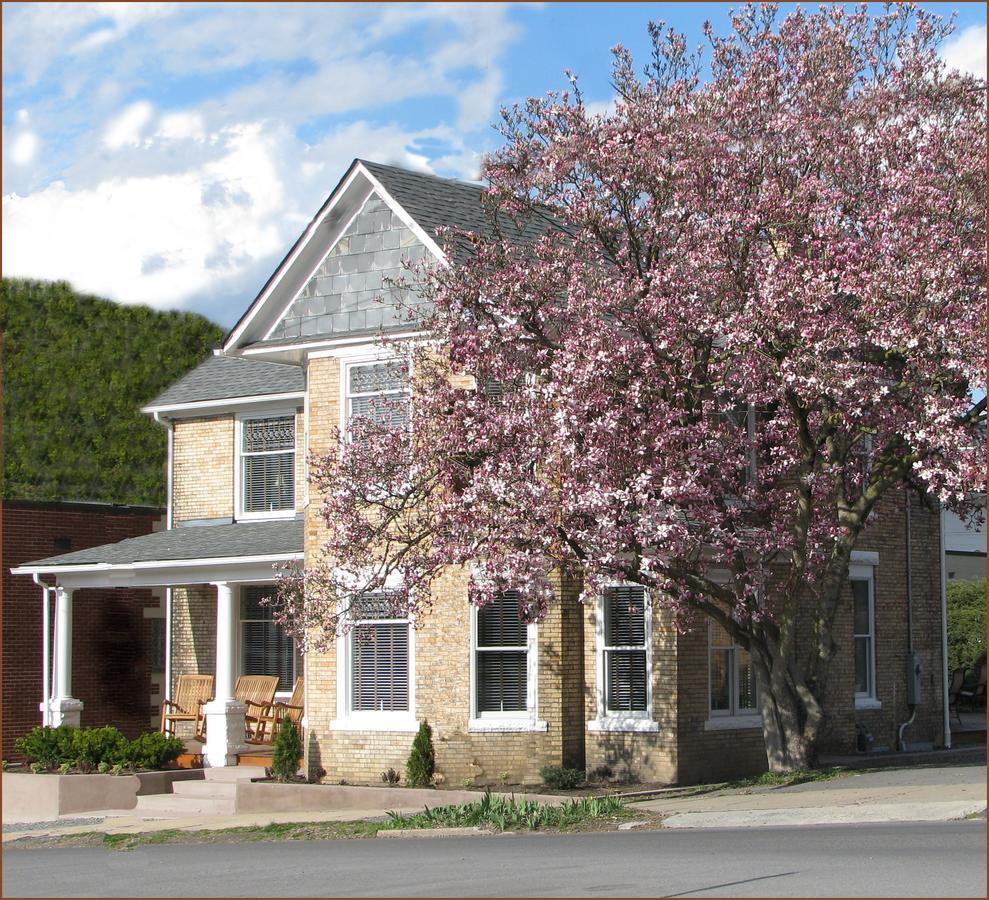 The Guest House Inn On Courthouse Square Hinton Екстериор снимка