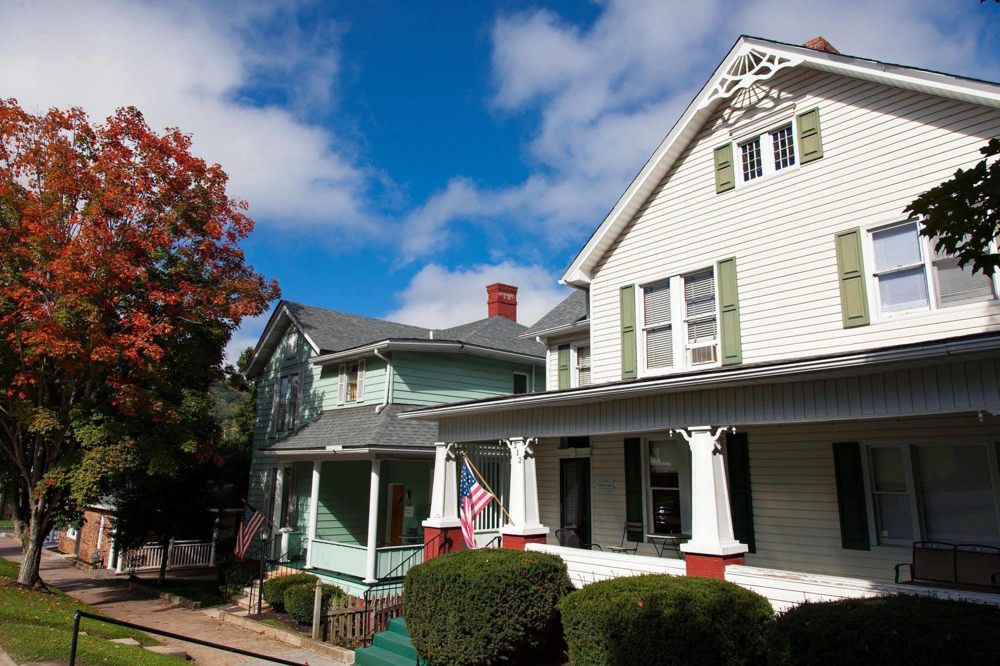 The Guest House Inn On Courthouse Square Hinton Екстериор снимка