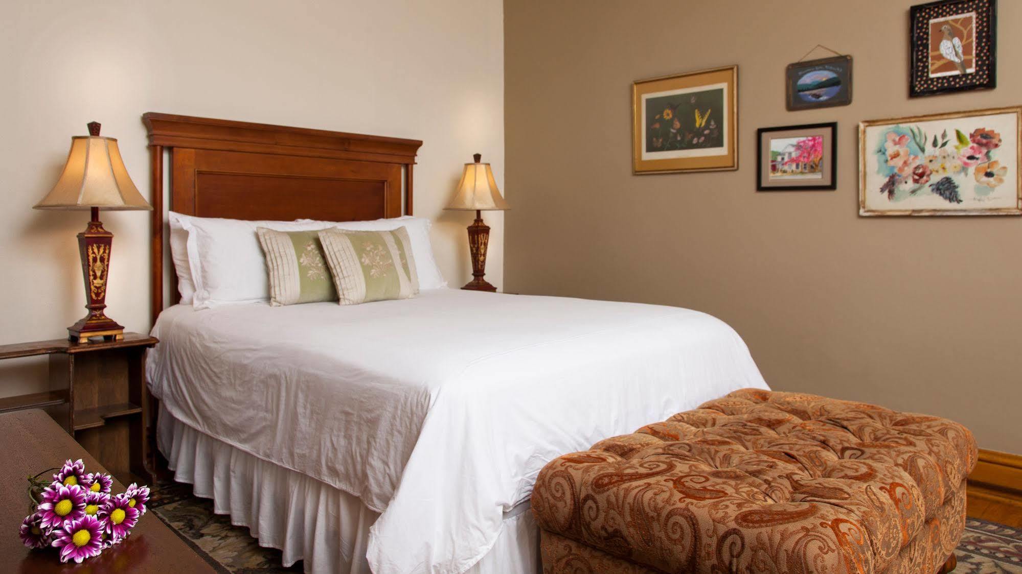 The Guest House Inn On Courthouse Square Hinton Екстериор снимка